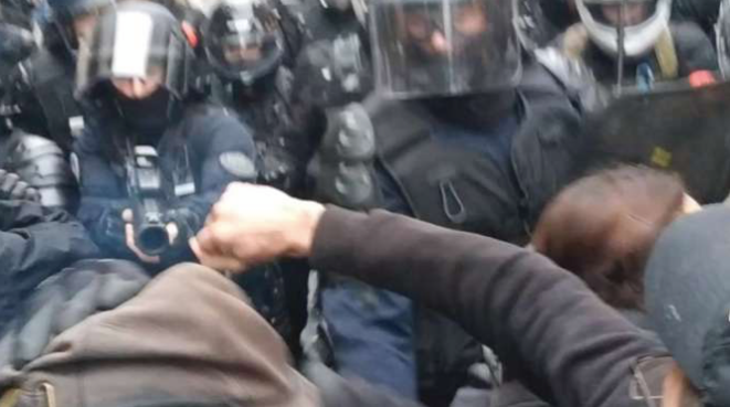 Extrait de la vidéo montrant un policier tirer à bout portant avec son LBD sur un manifestant, mobilisation contre la réforme des retraites, 9 janvier 2020, Paris. © Capture d'écran YouTube Extrait de la vidéo montrant un policier tirer à bout portant avec son LBD sur un manifestant, mobilisation contre la réforme des retraites, 9 janvier 2020, Paris. © Capture d'écran YouTube
