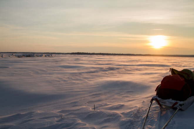 Le soleil se couche, il est temps de monter la tente. © Matthieu Delaunay Le soleil se couche, il est temps de monter la tente. © Matthieu Delaunay