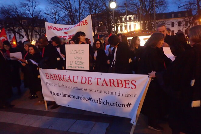 Pour un droit à la retraite et non un retrait du droit - Barreau de Tarbes © ©AB Pour un droit à la retraite et non un retrait du droit - Barreau de Tarbes © ©AB