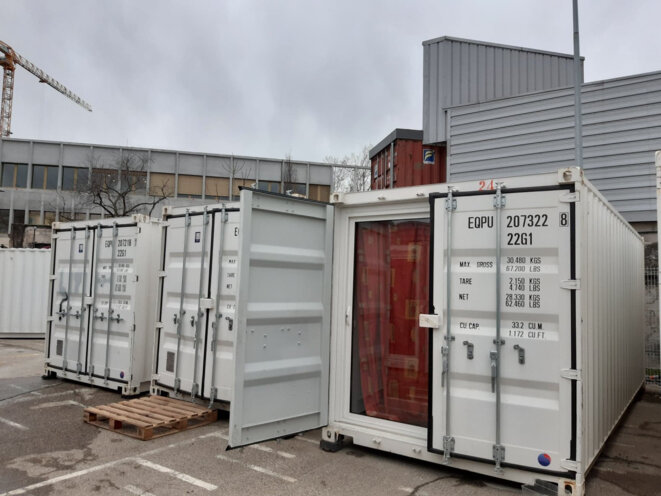 Photographie des containers du "centre d'accueil" / Janvier 2020. Photographie des containers du "centre d'accueil" / Janvier 2020.