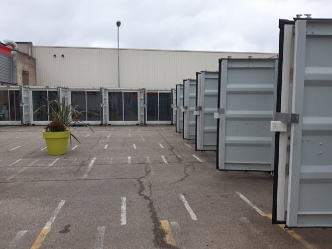 Photographie des containers du "centre d'accueil" / Janvier 2020. Photographie des containers du "centre d'accueil" / Janvier 2020.