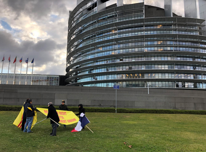 Des activistes vietnamiens à l'extérieur du Parlement européen, le 11 février. © LL Des activistes vietnamiens à l'extérieur du Parlement européen, le 11 février. © LL