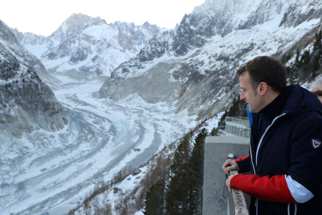 Emmanuel Macron devant la mer de Glace, le 13 février 2020. © AFP Emmanuel Macron devant la mer de Glace, le 13 février 2020. © AFP