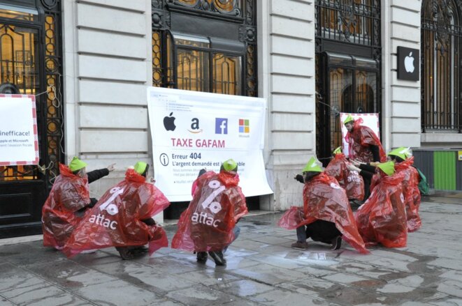 Action d'Attac devant l'Apple Store Paris Opera pour dénoncer l’inefficacité de la « taxe GAFA » © Attac France Action d'Attac devant l'Apple Store Paris Opera pour dénoncer l’inefficacité de la « taxe GAFA » © Attac France