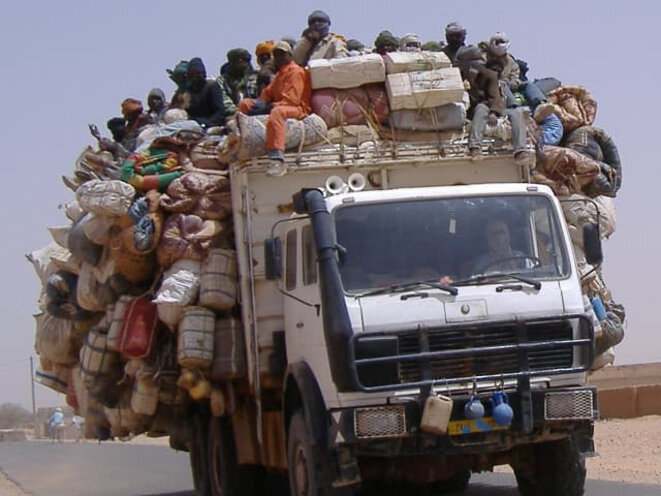 Un camion sur les routes. / Photographie communiquée par l'auteur. Un camion sur les routes. / Photographie communiquée par l'auteur.