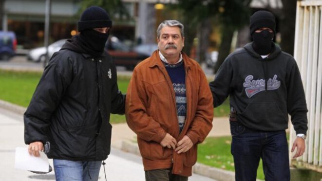 Arrestation du directeur du journal Egin, Javier Salutregi. Condamné à 14 ans de prison pour « appartenance à un gang armé », libéré au bout de 7 ans. Arrestation du directeur du journal Egin, Javier Salutregi. Condamné à 14 ans de prison pour « appartenance à un gang armé », libéré au bout de 7 ans.