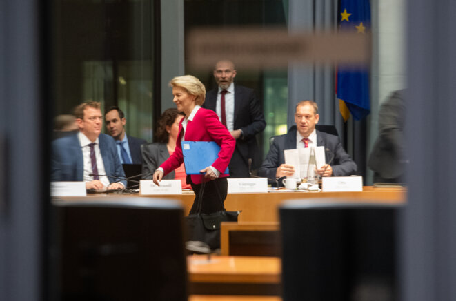 Le 13 février, Ursula von der Leyen, ancienne ministre de la Défense allemande, et actuelle présidente de la commission européenne, quitte la salle d'audition de la commission d'enquête. © AFP Le 13 février, Ursula von der Leyen, ancienne ministre de la Défense allemande, et actuelle présidente de la commission européenne, quitte la salle d'audition de la commission d'enquête. © AFP