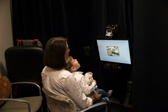 Œil de chat Tandis qu’Owen regarde une vidéo avec un bébé tigre, ses mouvements oculaires sont enregistrés par un oculomètre (technique de l’ « eye-tracking »). © Cristina Pye Œil de chat Tandis qu’Owen regarde une vidéo avec un bébé tigre, ses mouvements oculaires sont enregistrés par un oculomètre (technique de l’ « eye-tracking »). © Cristina Pye