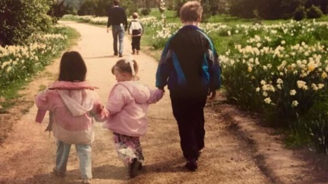 La jeune Eloïse avec deux autres enfants, tous dos à la caméra - Eloise, originaire de Bedford, dit que le fait d'avoir été diagnostiquée enfant l'aurait aidée à se comprendre © Eloise Stark La jeune Eloïse avec deux autres enfants, tous dos à la caméra - Eloise, originaire de Bedford, dit que le fait d'avoir été diagnostiquée enfant l'aurait aidée à se comprendre © Eloise Stark