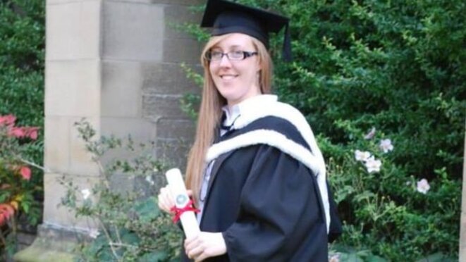 Eloïse en robe de fin d'études - Elle étudie pour un doctorat en psychiatrie à l'université d'Oxford et s'est fixé comme "objectif de mener des recherches sérieuses sur l'autisme qui permettent aux personnes autistes de s'épanouir © Eloise Stark Eloïse en robe de fin d'études - Elle étudie pour un doctorat en psychiatrie à l'université d'Oxford et s'est fixé comme "objectif de mener des recherches sérieuses sur l'autisme qui permettent aux personnes autistes de s'épanouir © Eloise Stark