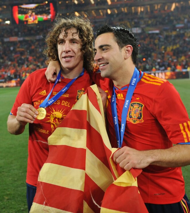 Carles Puyol et Xavi posant avec le drapeau catalan (seyenra) juste après leur sacre mondial | © Iconsport Carles Puyol et Xavi posant avec le drapeau catalan (seyenra) juste après leur sacre mondial | © Iconsport