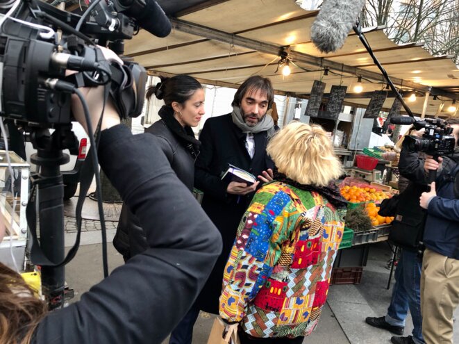 Cédric Villani, sur le marché de la place des Fêtes à Paris (XIXe arrondissement), le 16 février 2020. © MJ