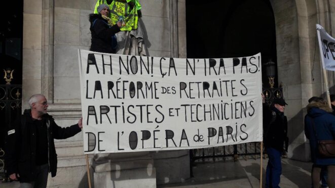 Palais Garnier à Paris, place de l'Opéra, tecinicien.e.s et artistes manifestant contre la réforme © Marjorie Milona Palais Garnier à Paris, place de l'Opéra, tecinicien.e.s et artistes manifestant contre la réforme © Marjorie Milona
