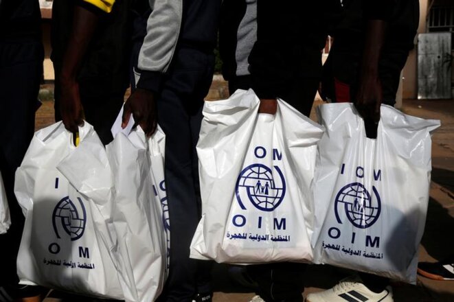 Des migrants gambiens revenus de Libye à l'aéroport de Banjul (Gambie) en 2017. © Reuters Des migrants gambiens revenus de Libye à l'aéroport de Banjul (Gambie) en 2017. © Reuters