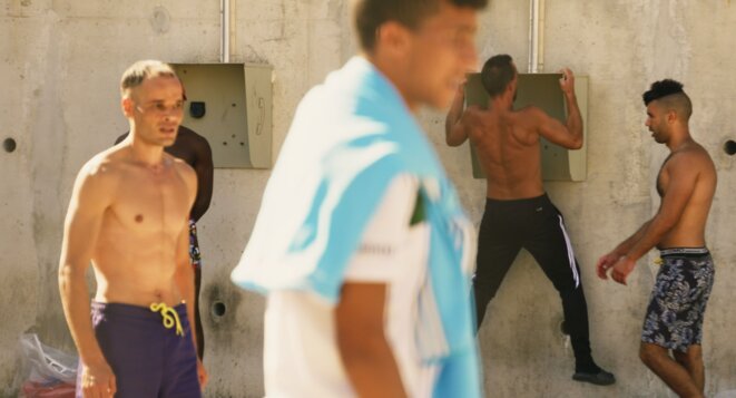 Dans la cour, promenade et musculation Dans la cour, promenade et musculation