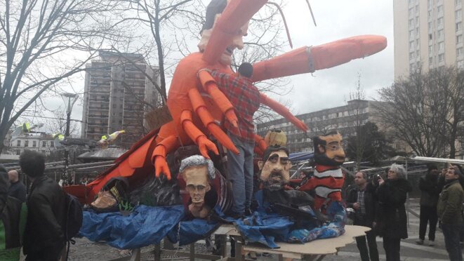 Arrivée du char caricaturant le gouvernement de Macron 16h30 à place des Fêtes Paris 19e. © Marjorie Milona Arrivée du char caricaturant le gouvernement de Macron 16h30 à place des Fêtes Paris 19e. © Marjorie Milona