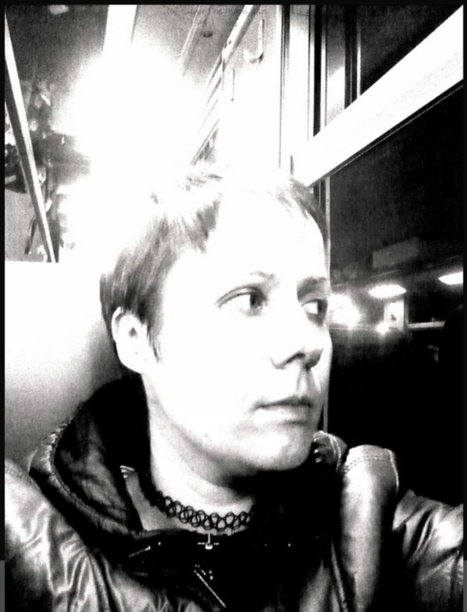 Luna TMG Luna sitting in The train To Paris © Luna TMG Luna TMG Luna sitting in The train To Paris © Luna TMG