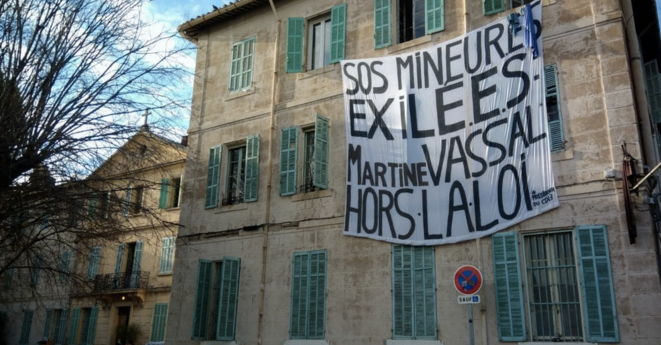 Une grande banderole a été déployée sur l'ancien couvent squatté, situé en face du conseil départemental. © Lisa Castelly/Marsactu Une grande banderole a été déployée sur l'ancien couvent squatté, situé en face du conseil départemental. © Lisa Castelly/Marsactu