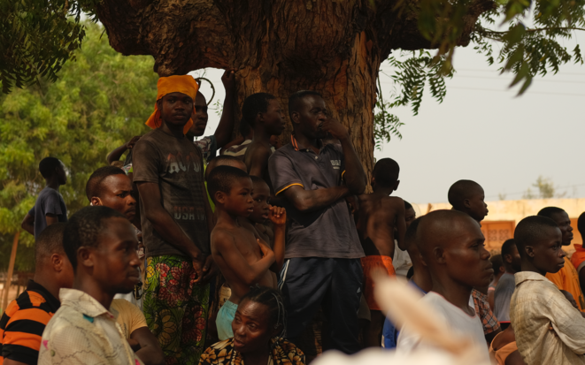 À Anfouin, les habitants assistent au meeting de Jean-Pierre Fabre (ANC) . © OM À Anfouin, les habitants assistent au meeting de Jean-Pierre Fabre (ANC) . © OM