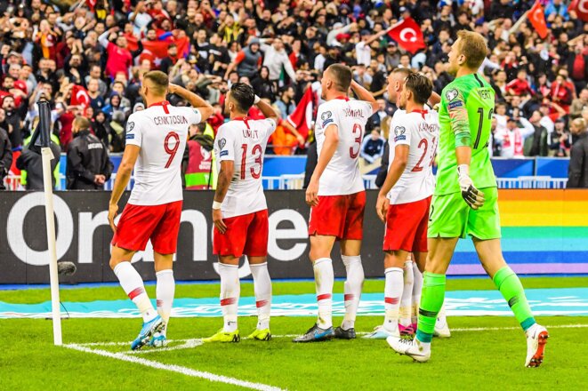 Des joueurs de l'équipe nationale turque effectuant un salut militaire lors de leur match face à l'Equipe de France | © Iconsport Des joueurs de l'équipe nationale turque effectuant un salut militaire lors de leur match face à l'Equipe de France | © Iconsport