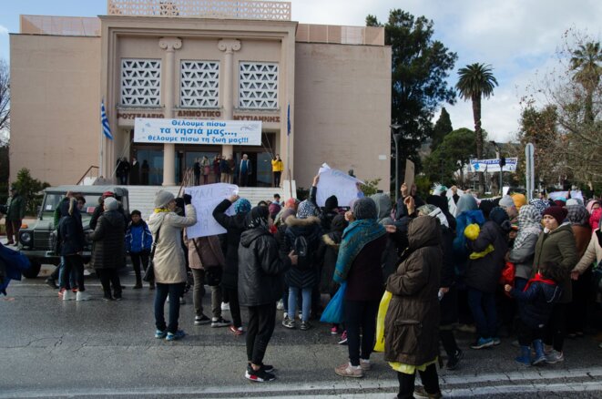 Femmes de Moria devant le théâtre municipal Femmes de Moria devant le théâtre municipal