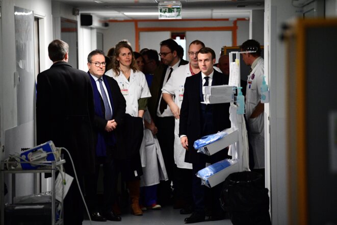 M. Macron à l'hôpital de la Pitié-Salpêtrière, jeudi 27 février. © Martin Bureau / POOL / AFP M. Macron à l'hôpital de la Pitié-Salpêtrière, jeudi 27 février. © Martin Bureau / POOL / AFP