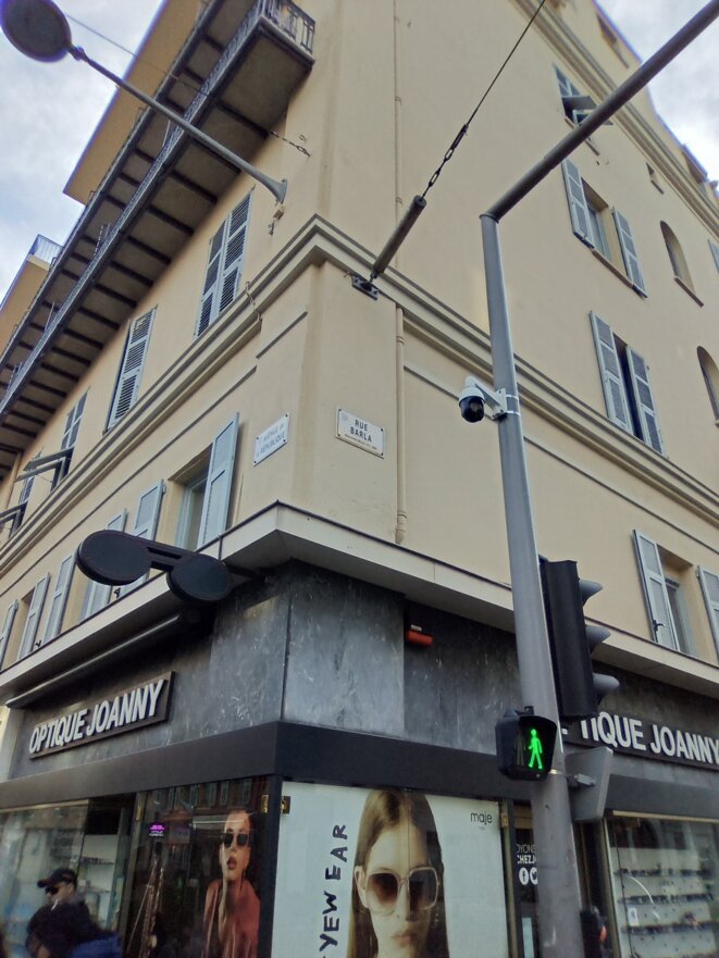 Vue rapprochée de la caméra angle avenue de la République et rue BARLA à Nice © Didier CODANI Vue rapprochée de la caméra angle avenue de la République et rue BARLA à Nice © Didier CODANI