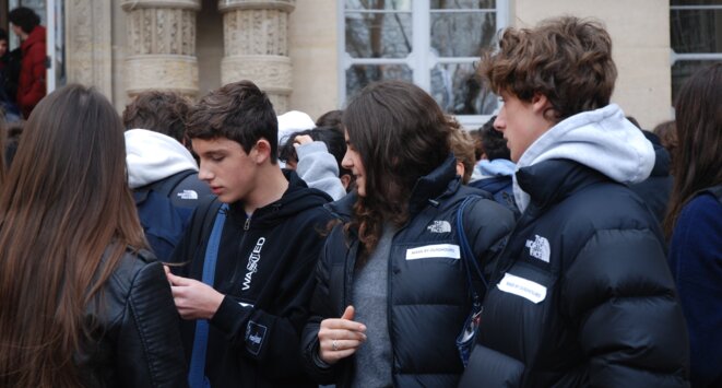 Action réalisée dans un lycée parisien pour sensibiliser les élèves à la situation des Ouïghours Action réalisée dans un lycée parisien pour sensibiliser les élèves à la situation des Ouïghours