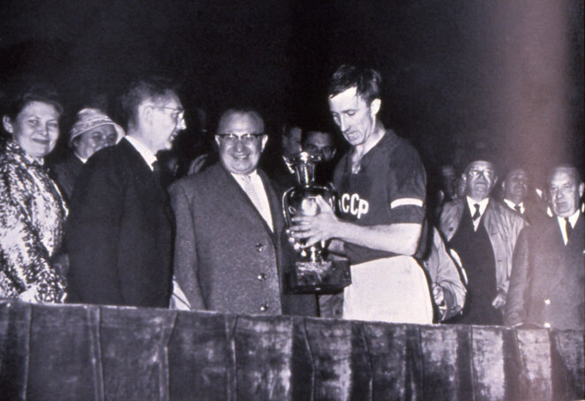L'URSS nouvellement championne d'Europe (1960) recevant son trophée au Parc des Princes | © Iconsport L'URSS nouvellement championne d'Europe (1960) recevant son trophée au Parc des Princes | © Iconsport