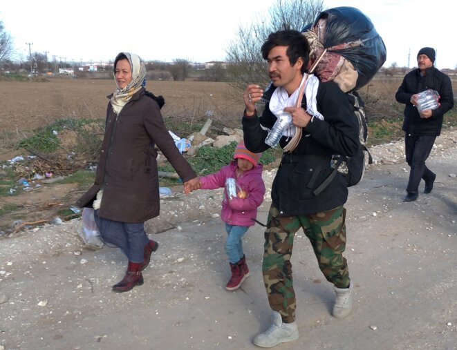 Une famille de migrants arrive en marchant aux abords du poste-frontière gréco-turc de Pazarkule. © NC Une famille de migrants arrive en marchant aux abords du poste-frontière gréco-turc de Pazarkule. © NC