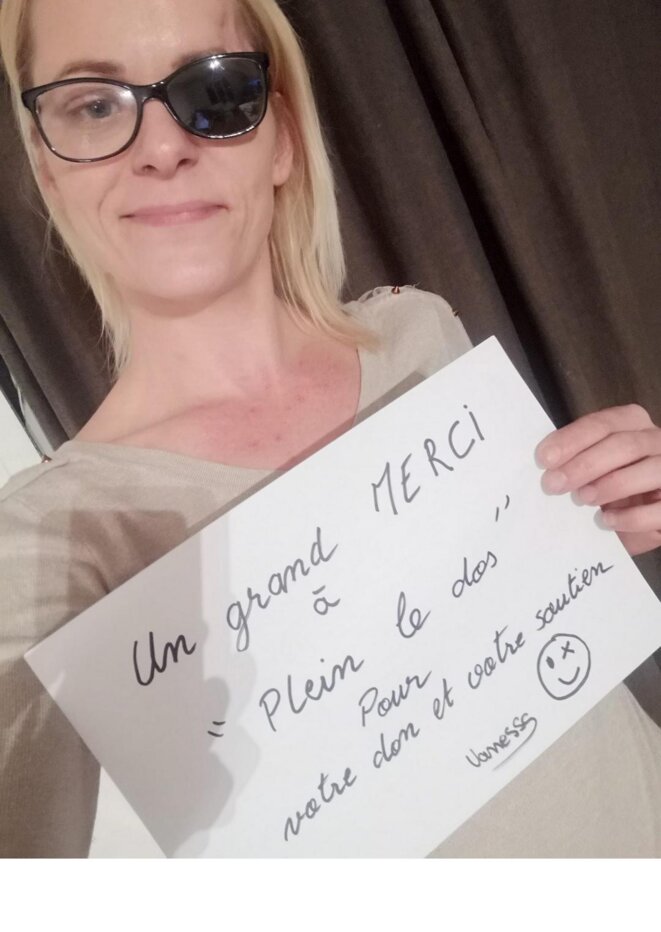 Vanessa du collectif Mutilés pour l'Exemple a reçu un don grâce à la diffusion des Feuilles Jaunes à prix libre imprimées et distribuées dans les manifs par les membres du collectif Plein Le Dos © Plein Le Dos Vanessa du collectif Mutilés pour l'Exemple a reçu un don grâce à la diffusion des Feuilles Jaunes à prix libre imprimées et distribuées dans les manifs par les membres du collectif Plein Le Dos © Plein Le Dos