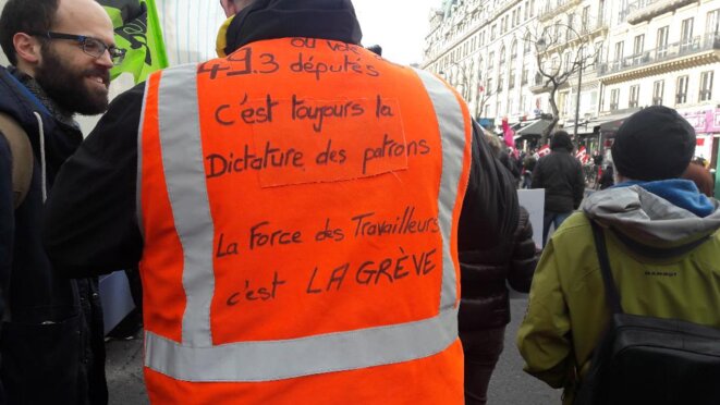 Gilets de convergence manif contre le 49.3 les membre du collectif sont les photographe solidaire du mouvement social © Marjorie Milona Gilets de convergence manif contre le 49.3 les membre du collectif sont les photographe solidaire du mouvement social © Marjorie Milona