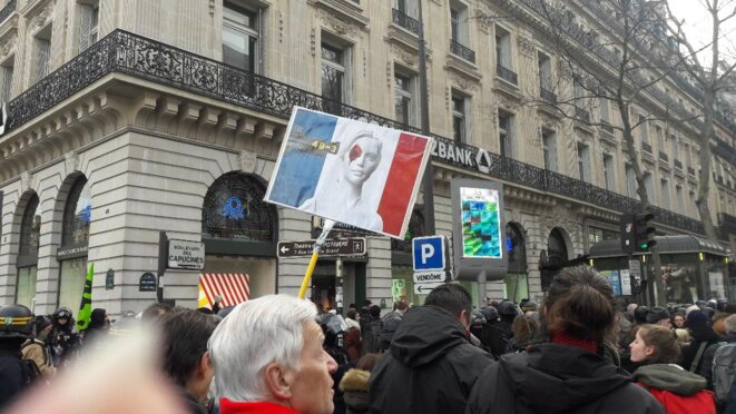 Manif du 3 mars contre le 49-3 à Paris on achève le débat démocratique parlementaire comme on achève le droit de manifester à coup de LBD © Marjorie Milona Manif du 3 mars contre le 49-3 à Paris on achève le débat démocratique parlementaire comme on achève le droit de manifester à coup de LBD © Marjorie Milona