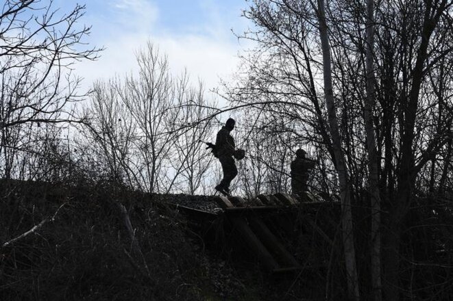 Des soldats grecs patrouillent à la frontière près de Marasia, dans la région d'Évros, le 5 mars. © Reuters