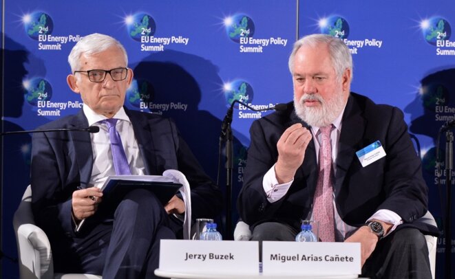 Le Polonais Jerzy Buzek (À Gauche) Et L'Ancien Commissaire Européen À L'Énergie, Miguel Arias Cañete, Le 23 Février 2016. © Afp