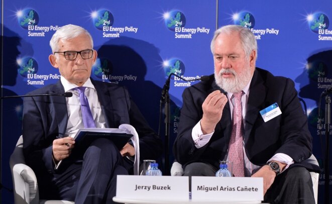 Le Polonais Jerzy Buzek (à gauche) et l'ancien commissaire européen à l'énergie, Miguel Arias Cañete, le 23 février 2016. © AFP Le Polonais Jerzy Buzek (à gauche) et l'ancien commissaire européen à l'énergie, Miguel Arias Cañete, le 23 février 2016. © AFP