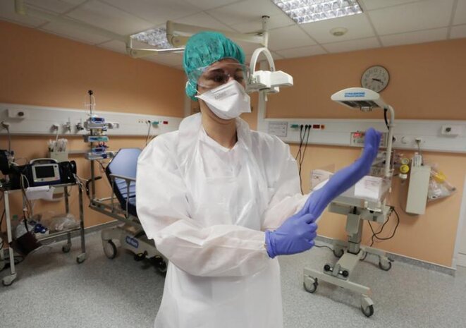 Une infirmière de l’hôpital de Nice (Alpes-Maritimes). © Reuters