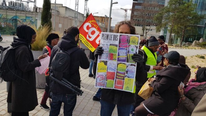 Remise de dons de 500 euros pour le collectif des femmes de chambres de l' Hôtel Ibis des Batignolles à Paris en lutte pour la reconnaissance de leurs droits, conditions de travail déplorables, harcèlement moral et sexuel. © @BlueTouch00 Remise de dons de 500 euros pour le collectif des femmes de chambres de l' Hôtel Ibis des Batignolles à Paris en lutte pour la reconnaissance de leurs droits, conditions de travail déplorables, harcèlement moral et sexuel. © @BlueTouch00