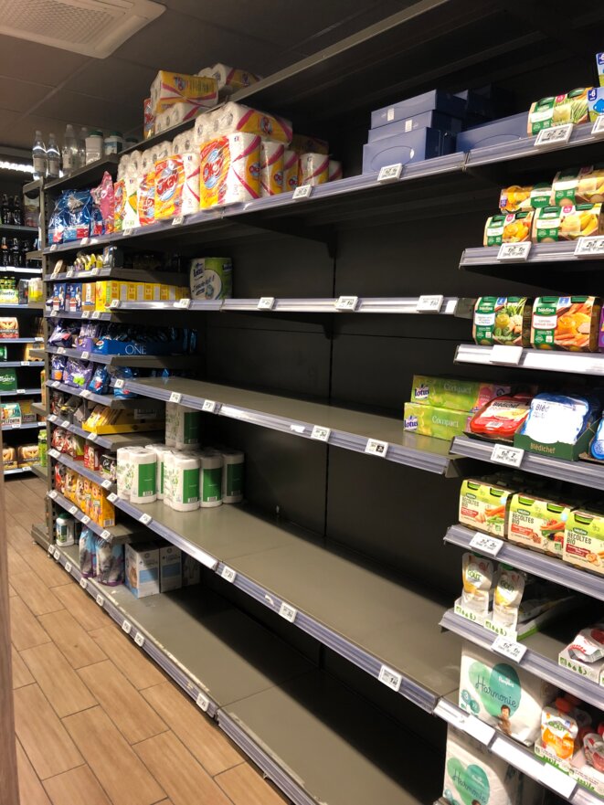 Un rayon de supermarché dédié au papier toilette vide, en banlieue parisienne. © DR Un rayon de supermarché dédié au papier toilette vide, en banlieue parisienne. © DR
