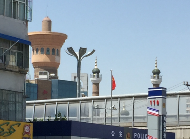 Un poste de police et des caméras de surveillance dans les quartiers ouïghours d'Urumqi Un poste de police et des caméras de surveillance dans les quartiers ouïghours d'Urumqi