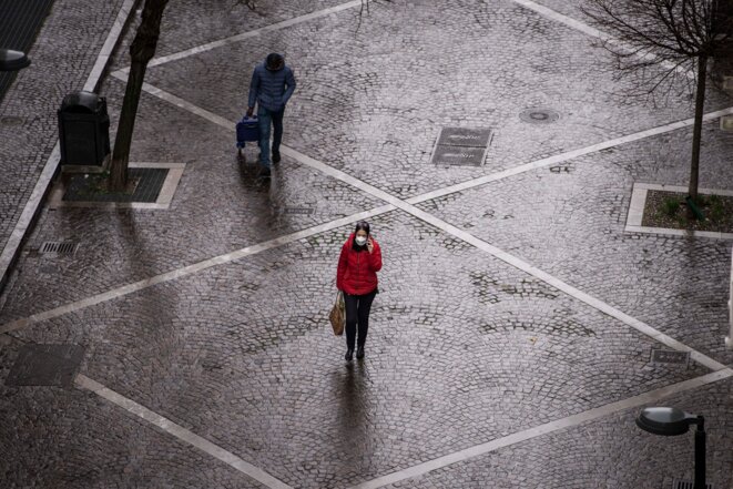 À la sortie d'un supermarché, à Trieste, en Italie, le 13 mars 2020. © AFP À la sortie d'un supermarché, à Trieste, en Italie, le 13 mars 2020. © AFP
