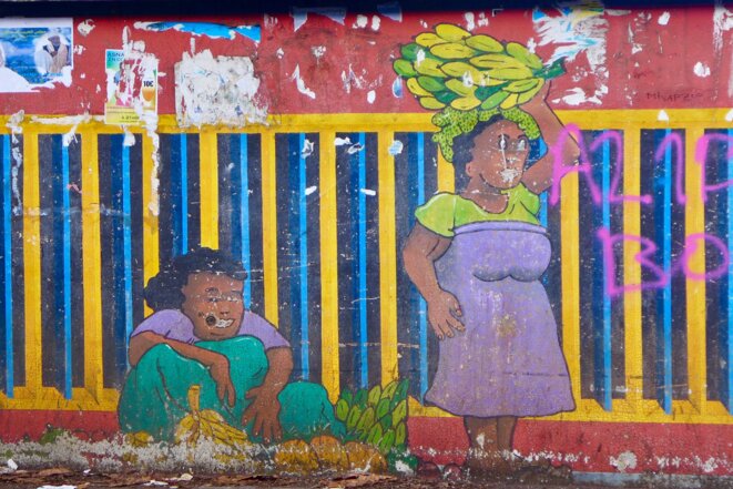 Vente traditionnelle sur le trottoir. Peinture murale anonyme - route nationale - M'Tsapere © daniel gros Vente traditionnelle sur le trottoir. Peinture murale anonyme - route nationale - M'Tsapere © daniel gros