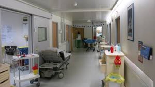 L’hôpital se meurt, les patients trinquent