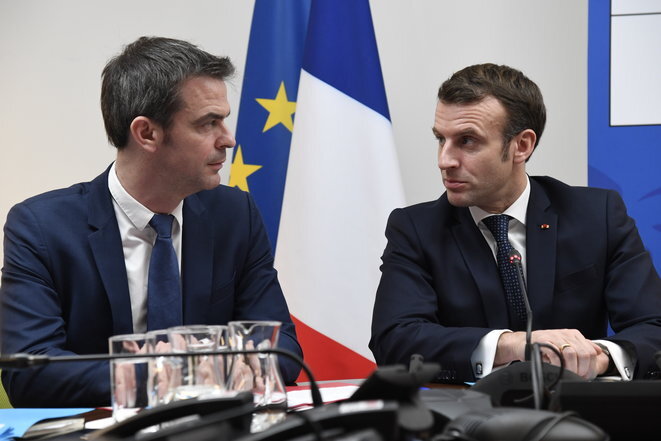Ministro de Solidaridad y Salud Olivier Véran y Emmanuel Macron, el 3 de marzo de 2020. © AFP Ministro de Solidaridad y Salud Olivier Véran y Emmanuel Macron, el 3 de marzo de 2020. © AFP