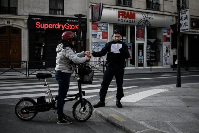 Contrôle de police à Paris, le 19 mars, dans le cadre du confinement © AFP Contrôle de police à Paris, le 19 mars, dans le cadre du confinement © AFP