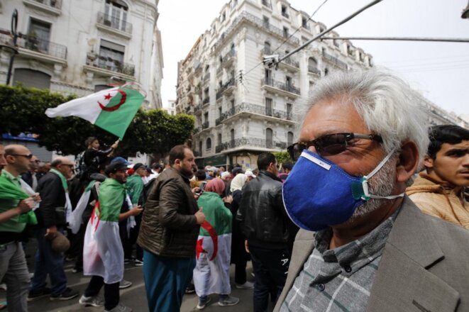 Alger, 13 mars 2020. Alors que le gouvernement a annoncé les premières mesures de confinement, certains veulent poursuivre le Hirak et les marches hebdomadaires du mardi et du vendredi. © Billal Bensalem / NurPhoto Alger, 13 mars 2020. Alors que le gouvernement a annoncé les premières mesures de confinement, certains veulent poursuivre le Hirak et les marches hebdomadaires du mardi et du vendredi. © Billal Bensalem / NurPhoto