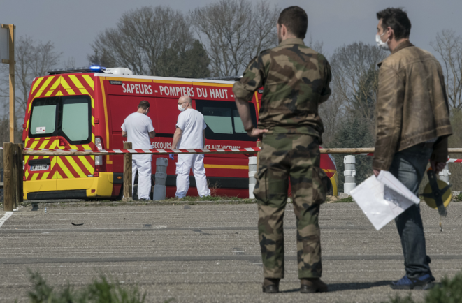 Des soldats français installent un hôpital de campagne devant l'établissement Emile à Mulhouse, le vendredi 20 mars. © SEBASTIEN BOZON / AFP Des soldats français installent un hôpital de campagne devant l'établissement Emile à Mulhouse, le vendredi 20 mars. © SEBASTIEN BOZON / AFP