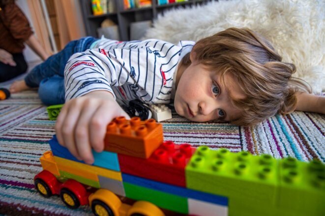 Parce que son fils de 3 ans, Julian, est autiste et sensible à la lumière, Vanessa Flyer a installé des stores automatiques dans sa chambre pour qu'il puisse régler la lumière du soleil par lui-même. © Credit...Brittainy Newman/The New York Times Parce que son fils de 3 ans, Julian, est autiste et sensible à la lumière, Vanessa Flyer a installé des stores automatiques dans sa chambre pour qu'il puisse régler la lumière du soleil par lui-même. © Credit...Brittainy Newman/The New York Times