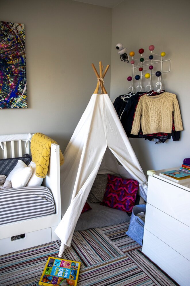 Mme Flyer a installé un tipi dans le coin de la chambre de Julian. Il offre un espace sûr et calme pour lire des livres ou pour que Julian puisse se réconforter seul s'il se sent trop stimulé. © Brittainy Newman/The New York Times Mme Flyer a installé un tipi dans le coin de la chambre de Julian. Il offre un espace sûr et calme pour lire des livres ou pour que Julian puisse se réconforter seul s'il se sent trop stimulé. © Brittainy Newman/The New York Times