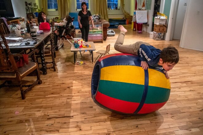 Max, qui est devenu un expert pour grimper sur les étagères à l'âge de 4 ans, dépense de l'énergie dans un baril de mousse... © Brittainy Newman/The New York Times Max, qui est devenu un expert pour grimper sur les étagères à l'âge de 4 ans, dépense de l'énergie dans un baril de mousse... © Brittainy Newman/The New York Times